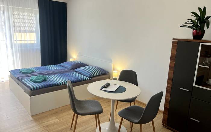 Dvojlôžkový apartmán s vlastnou kuchynkou a balkónom
