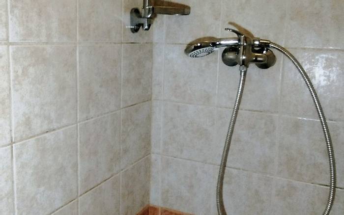 Chata Lucie pod Řípem - sprcha na zchlazení u sauny