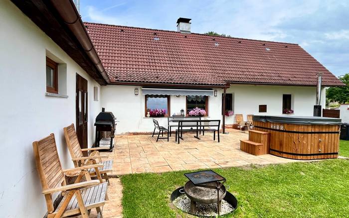 Uzavřený dvorek s ohništěm, grilem a koupacím sudem