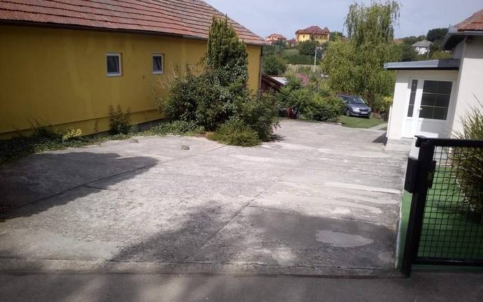Parkovisko pri apartmánovom dome