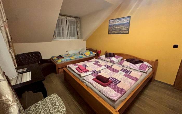 Třílůžkový pokoj s balkonem a společnou koupelnou
