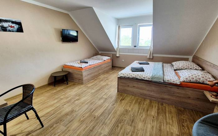 10. Pokoj pro dvě až tři osoby, první patro