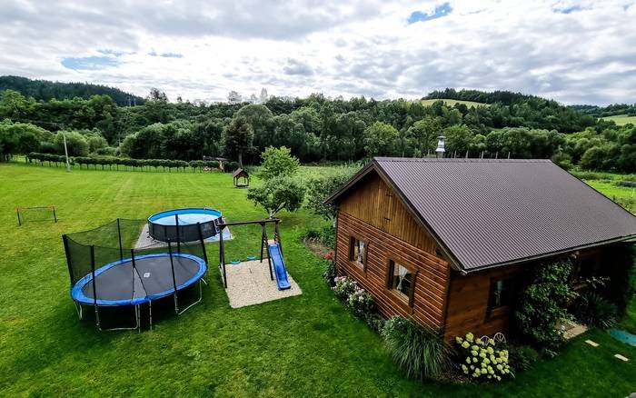 Drevenička, detské ihrisko, trampolína
