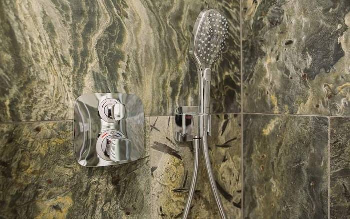 Kúpelňa na prvom poschodí. Dažďová aj ručná sprcha. Termostatické batérie Hansgrohe. Výborná spoľahlivosť a komfort v jednom.