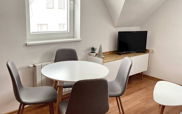 4-lôžkový apartmán - obývacia miestnosť