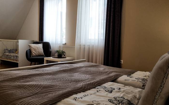 Dvojlôžková spálňa s detskou postieľkou