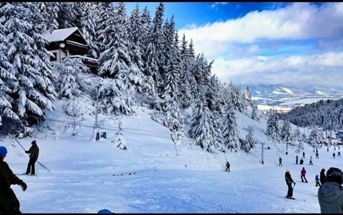 pohľad na Norovu chatu v zime a časť lyžiarskeho strediska Opalisko