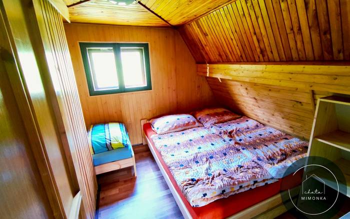 Spálňa s manželskou posteľou a samostatným lôžkom