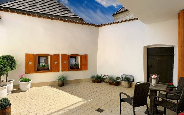 6.Patio Apartment
