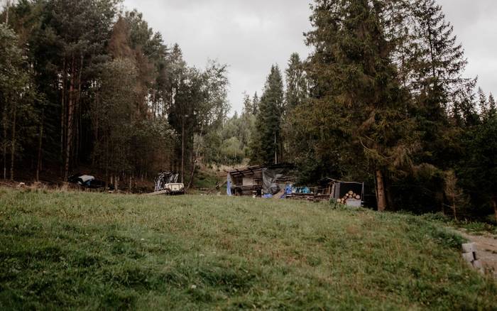 Neporiadok v zadnej časti za domom