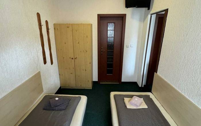 Třílůžkový pokoj s oddělenými postelemi, dvě ložnice