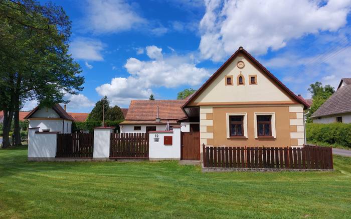 Pohled na štíty chaloupky