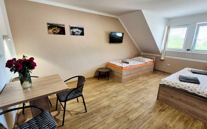 10. Pokoj pro dvě až tři osoby, první patro