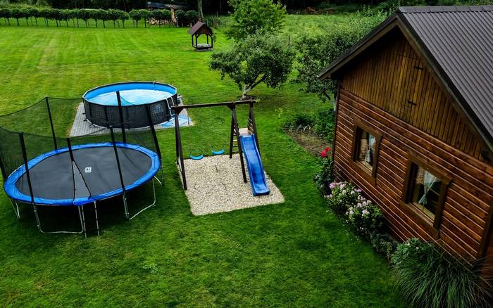 Drevenička, detské ihrisko, trampolína