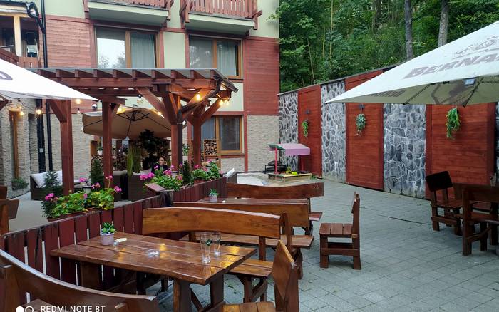 Budova ubytovania-terasa