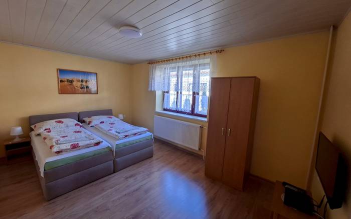 dvojlôžková izba s prístelkou a spoločnou kúpelňou
