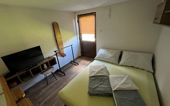 Manżelská posteľ + TV