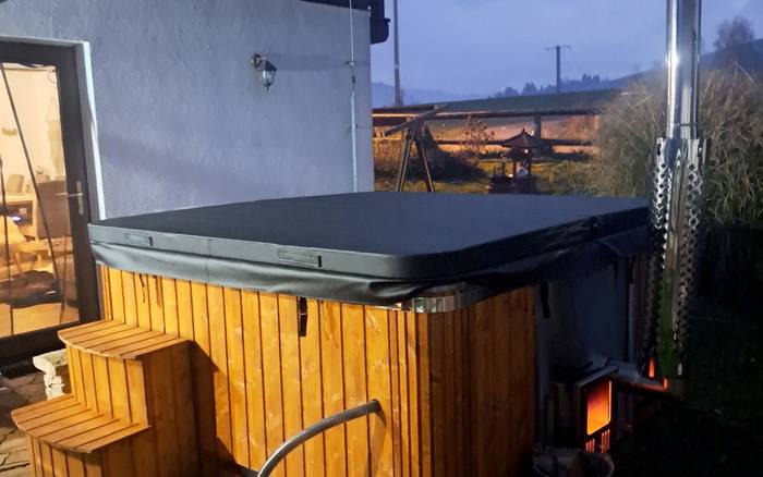 Vírivá kupacia kaďa s kapacitou až 8 osôb