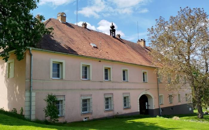 pohled na hlavní budovu Statku od sousedů - květen 2025