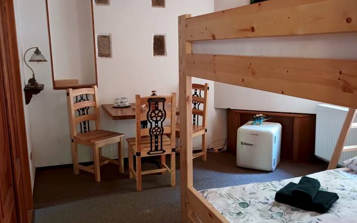 Čtyřlůžkový pokoj s výhledem do skal