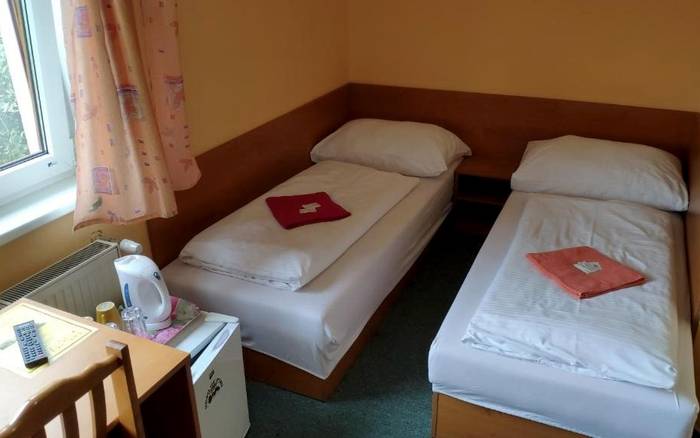 Dvoulůžkový pokoj s manž. postelí nebo odděl. postelemi vlastní koupelnou