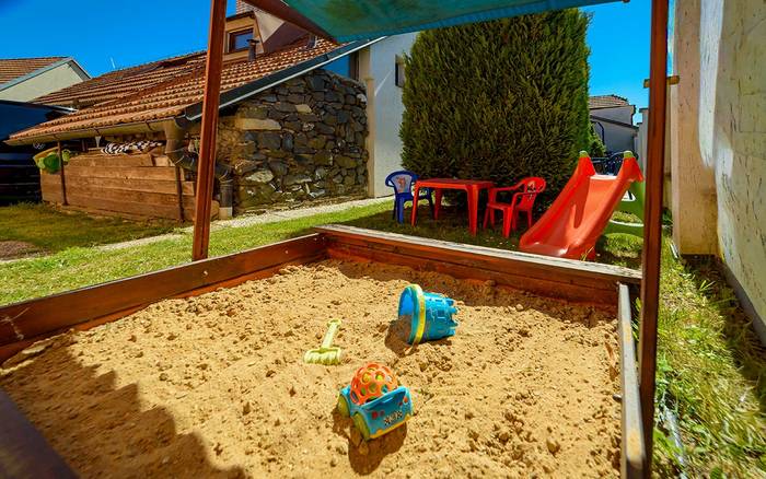 Zahrada pro děti – trampolína, pískoviště a prostor na hraní