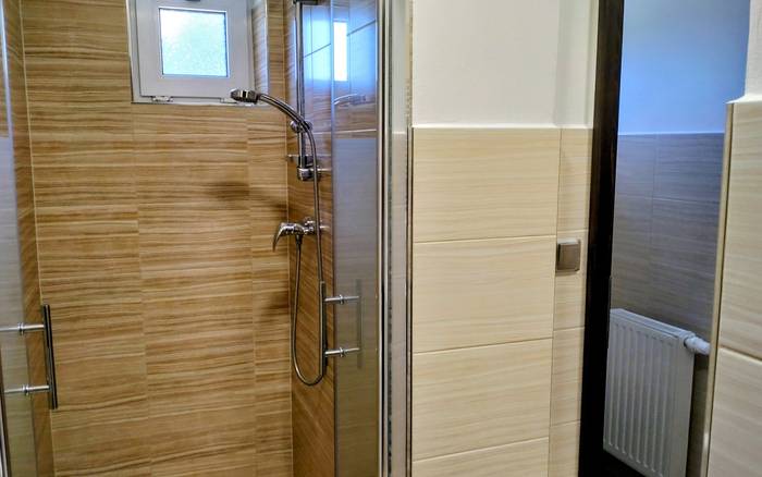 Čtyřlůžkový apartmán s možností přistýlky v patře koupelna