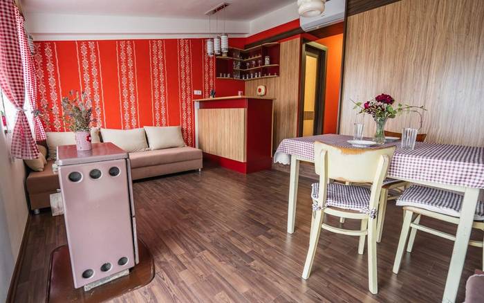 Retro apartmán, obytná část s rozkládací pohovkou