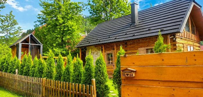 Дерев`яний будиночок Зазріва