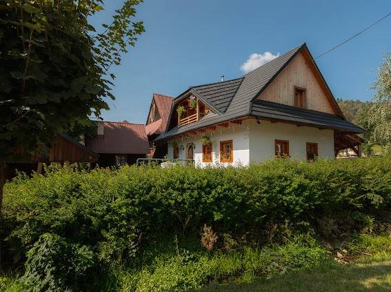 Хатина біля струмка Зазріва