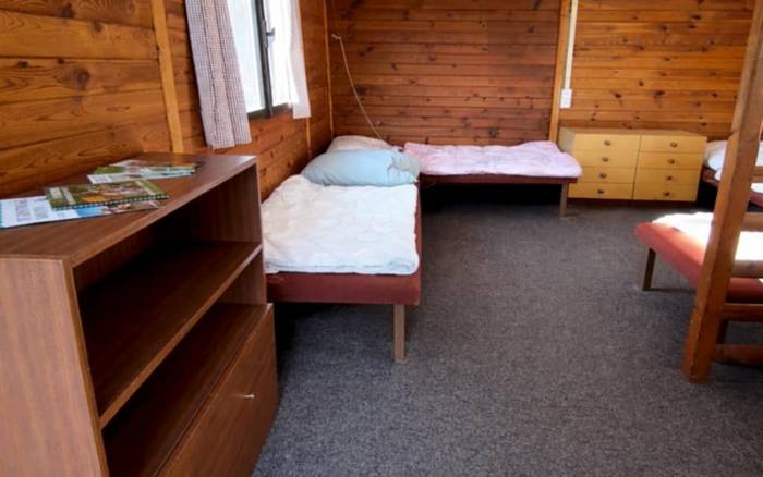 Chata 4lůžková - dřevěná, s vnitřním posezením