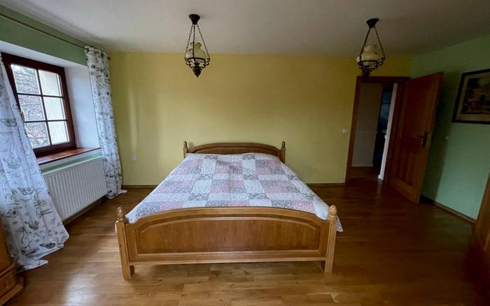 Postel nebo postele v pokoji