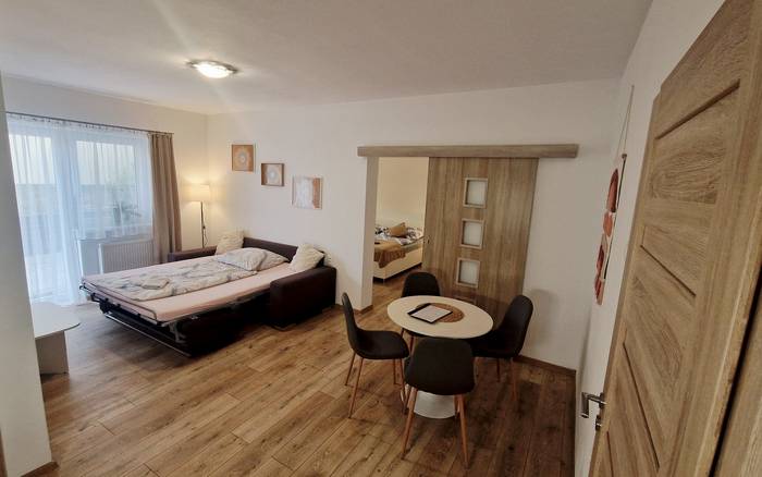 Dvojlôžkový apartmán s vlastnou kuchynkou, terasou alebo balkónom a možnosťou až 2 prístelok