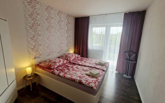 Dvojlôžkový apartmán s vlastnou kuchynkou, terasou alebo balkónom a možnosťou až 2 prístelok