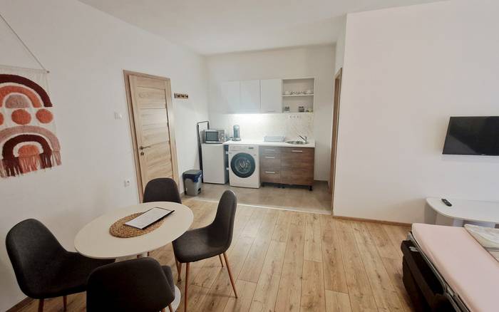 Dvojlôžkový apartmán s vlastnou kuchynkou, terasou alebo balkónom a možnosťou až 2 prístelok