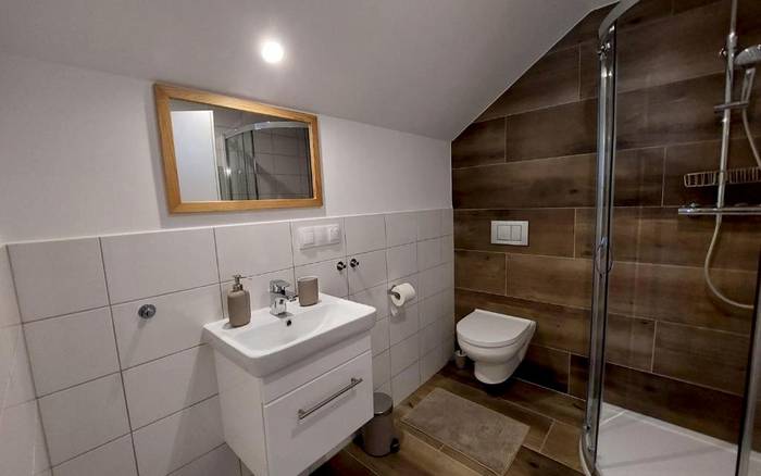 Rodinný apartmán s kúpeľňou, manželská posteľ + prístelky