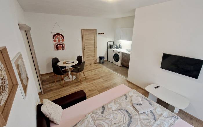 Dvojlôžkový apartmán s vlastnou kuchynkou, terasou alebo balkónom a možnosťou až 2 prístelok