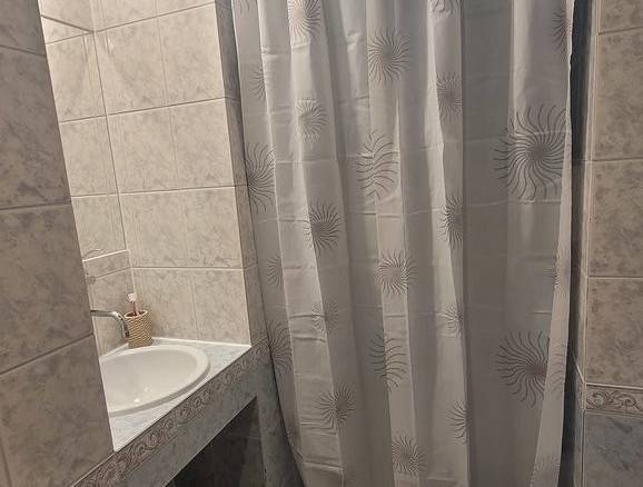 Apartmán č. 1 - kúpeľňa s toaletou a sprchovým kútom