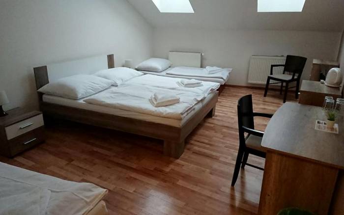 Štvorlôžková izba s manželskou posteľou a dvoma lôžkami