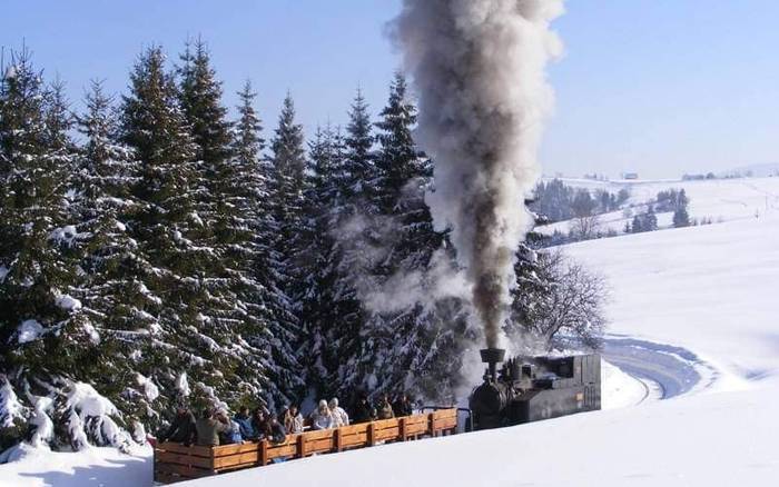 Lesná úvraťová železnica ktorá premáva celoročne 900 m od chaty 👣