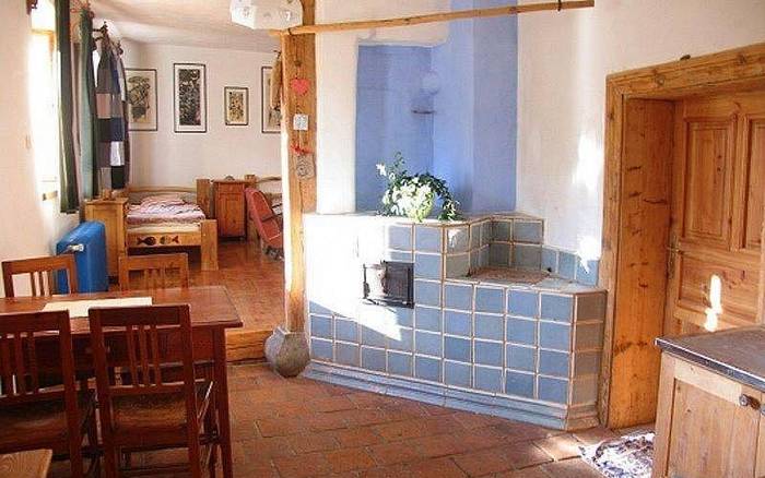 Malý apartmán-kuchyně s kachlovýma kamnama.