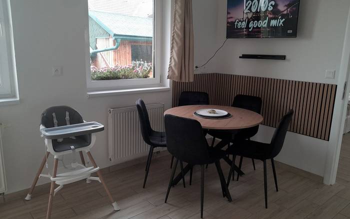 Obývací priestor s kuchynským kútom