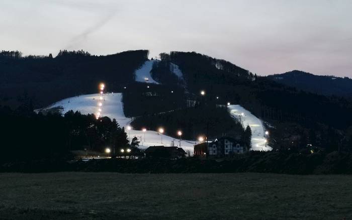 Výhľad z chaty na lyžiarske stredisko Snowland Valčianska dolina