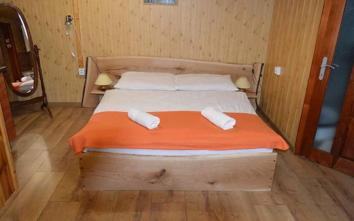 Manželská posteľ v chate