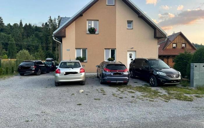 Exteriér s parkovaním