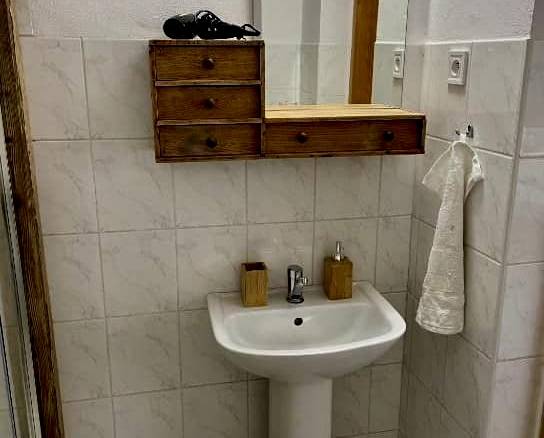 Jednolôžková izba s výhľadom na dvor