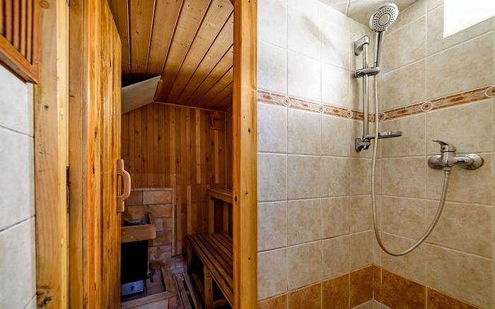 Schlazovací sprcha přímo u sauny pro maximální pohodlí