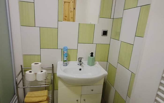 Každý pokoj má své sociální zařízení WC a sprchový kout 