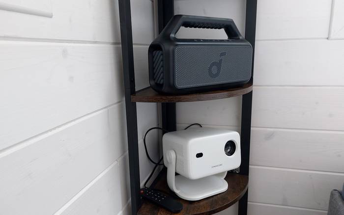 K dispozícii je výkonný 80W Bluetooth reproduktor a projektor, ktorý j možné pree lepší zvuk bezdrôtovo prepojiť s reproduktorom. Ideálne riešenie na vytvorenie domáceho kina v exteréri.