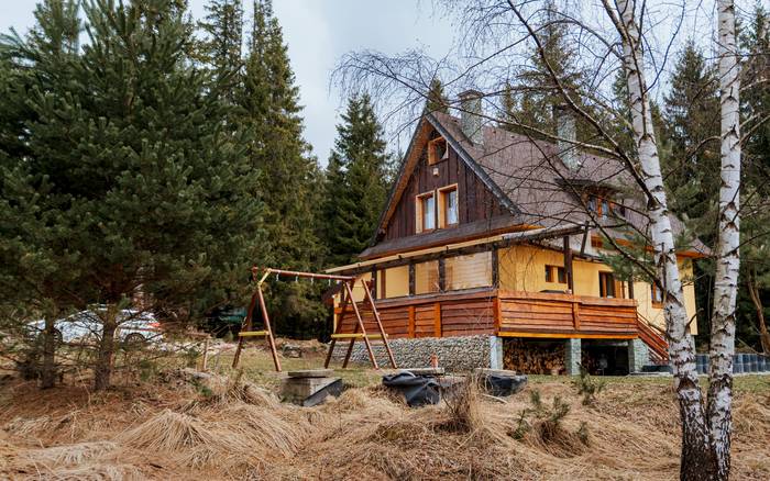 Exteriér pod mrakom